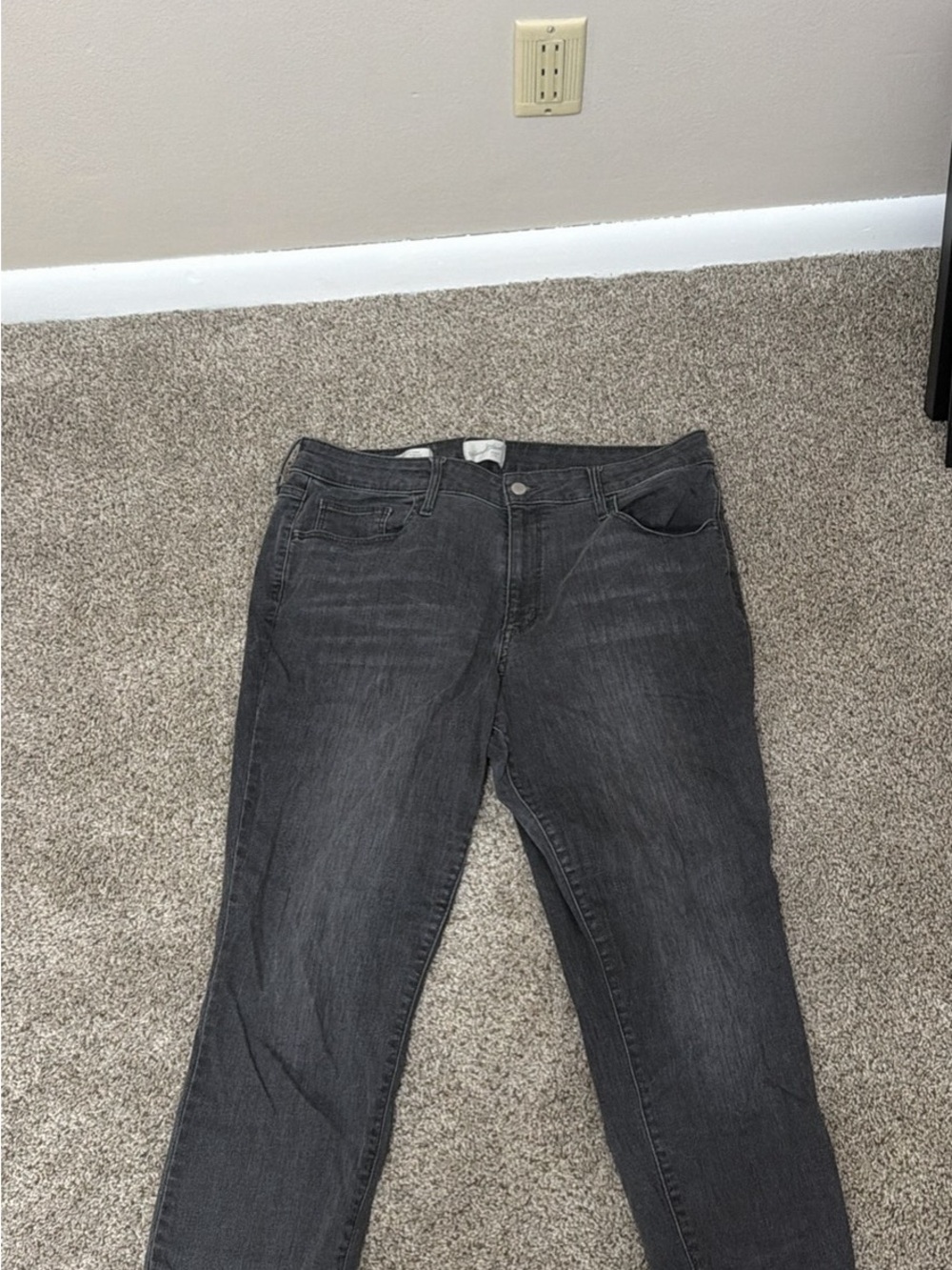 Universal Thread Straight Leg Jeans in Charcoal Gray